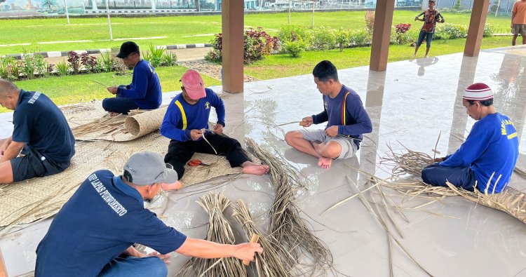 Asah Kreativitas dan Kemandirian, WBP Lapas Kelas IIA Purwokerto Buat Anyaman Tikar dari Daun Pandan