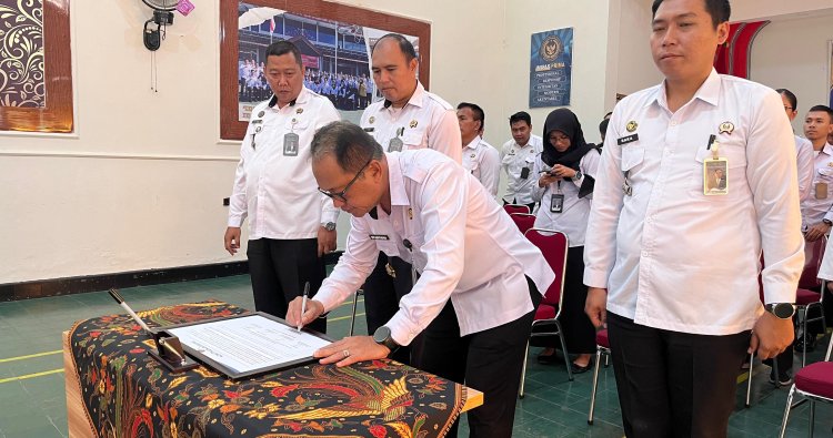 Wujudkan Integritas, Lapas Narkotika Purwokerto Ikuti Penandatanganan Komitmen Bersama Seluruh Jajaran Pemasyarakatan